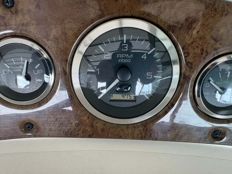 Slide: The Image of Tachometer of a 2000 Sea Ray Sundancer 260. - 10