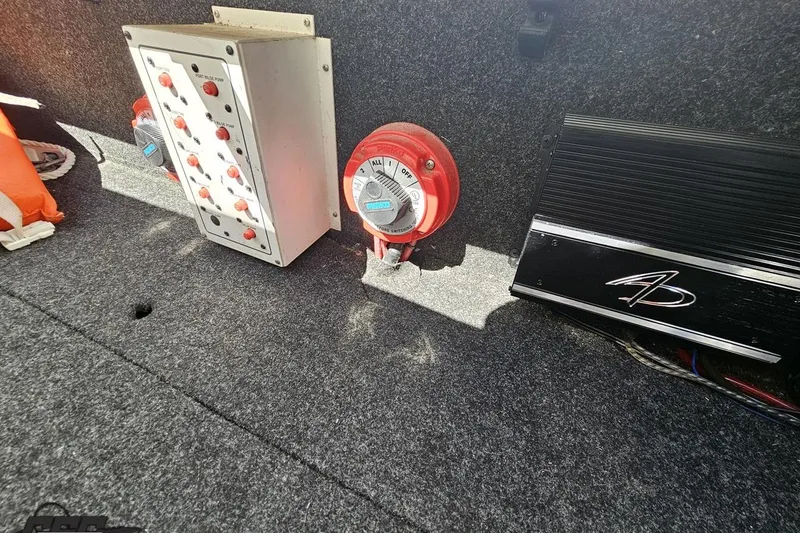 Slide: The Image of Control panel and battery switch in a 2001 Powerquest 340 Vyper boat. - 93