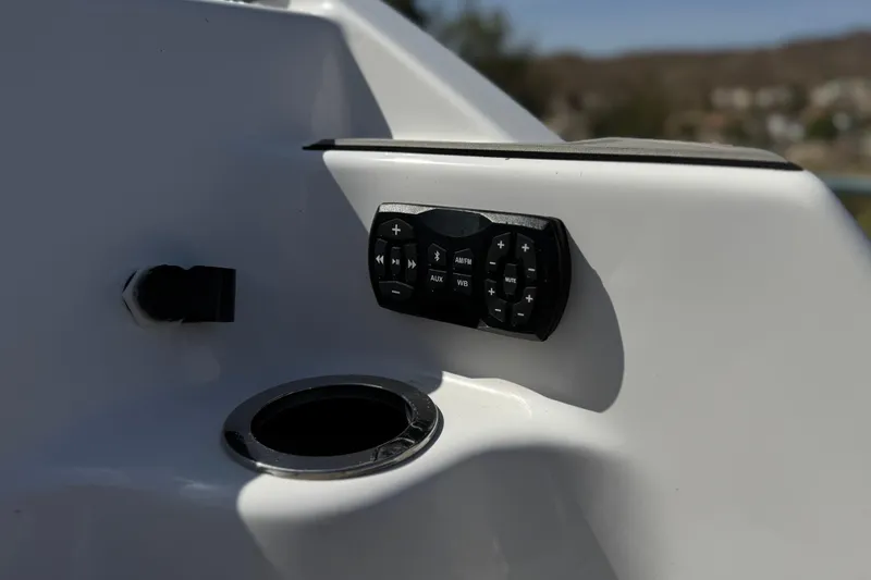 Slide: The Image of Control panel and cup holder on 2024 Yamaha Boats 252XE. - 8
