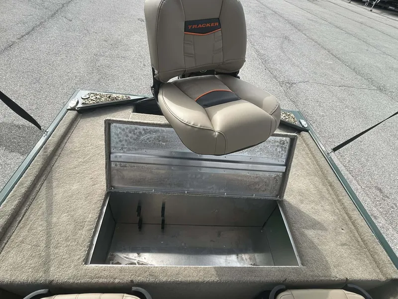 Slide: The Image of Tracker Bass Tracker Classic Limited 2025 - 10