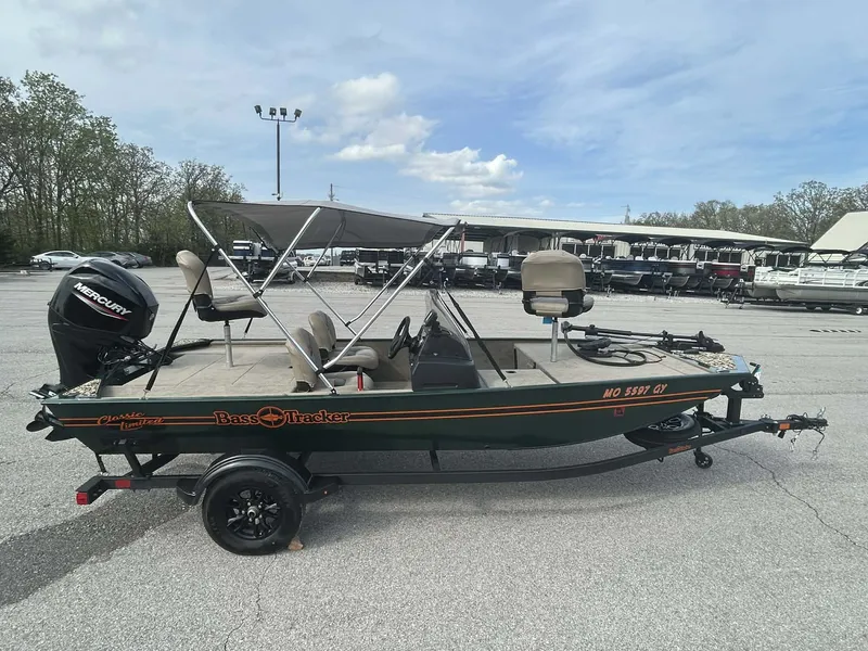 Slide: The Image of Tracker Bass Tracker Classic Limited 2025 - 12