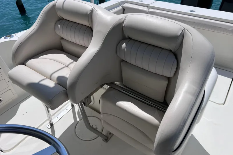 Slide: The Image of Luxury seating on 2005 Hydra-Sports Vector 3300 VX boat, featuring plush white upholstery. - 38