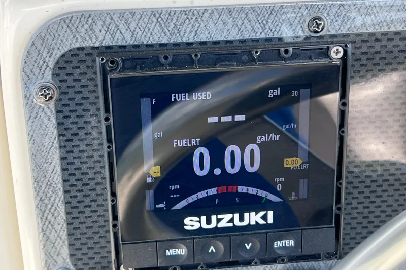 Slide: The Image of Suzuki fuel gauge display on 2005 Hydra-Sports Vector 3300 VX boat dashboard. - 47