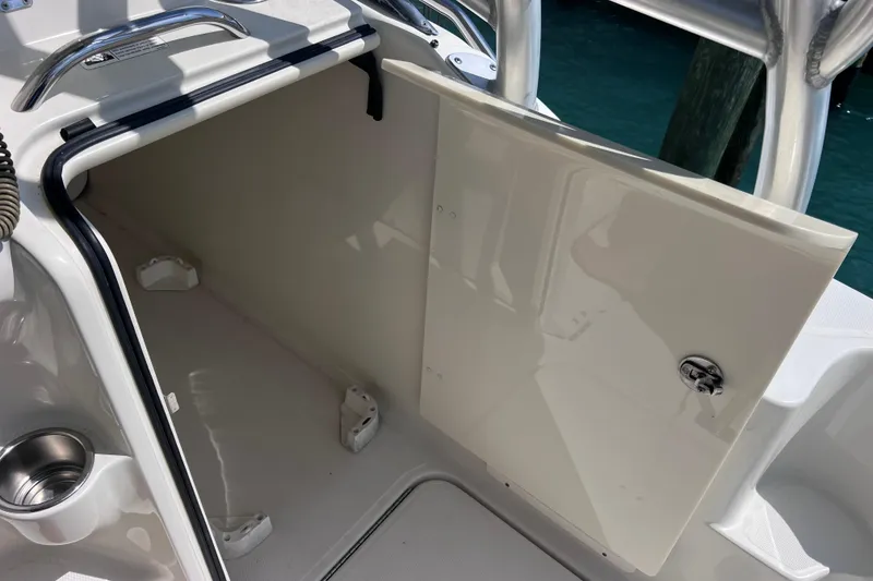 Slide: The Image of Storage compartment on a 2005 Hydra-Sports Vector 3300 VX boat, open and empty. - 91