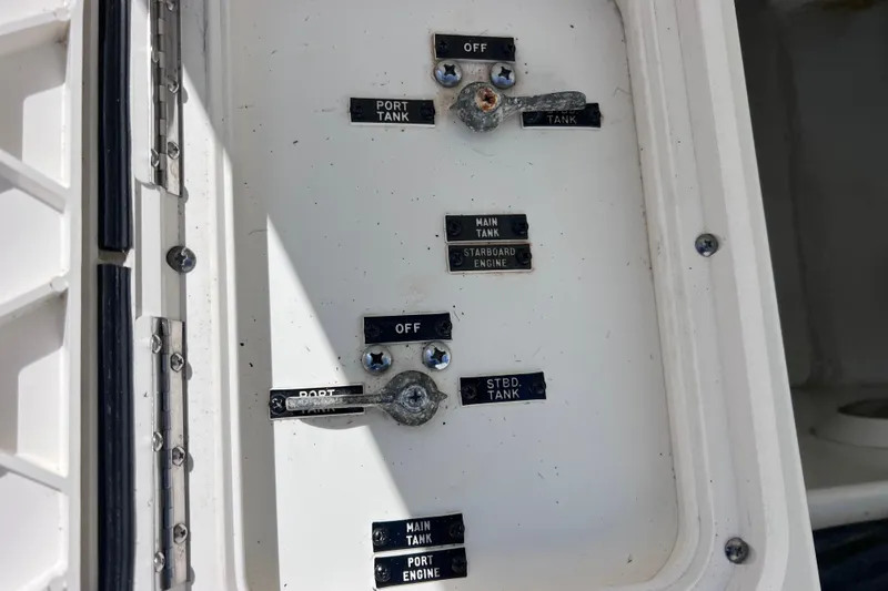 Slide: The Image of Fuel tank control panel on a 2005 Hydra-Sports Vector 3300 VX boat. - 97