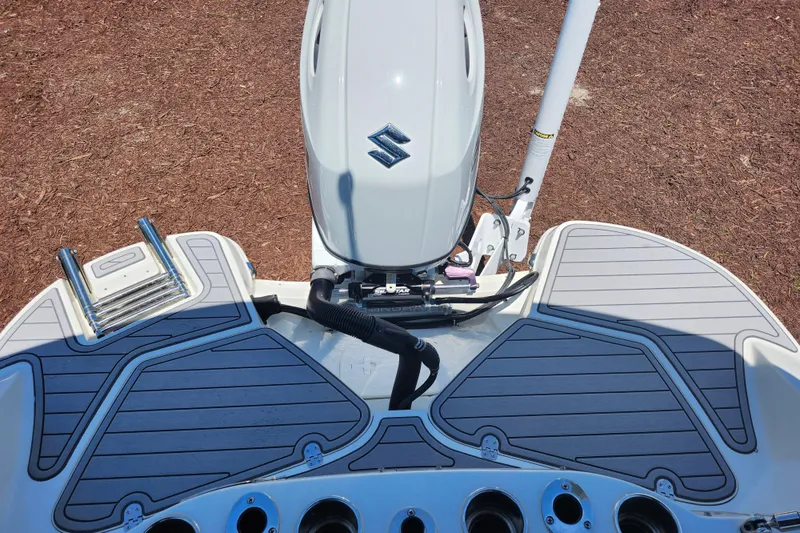 Slide: The Image of 2024 Stingray 212 SC boat stern with Suzuki outboard motor and swim platform. - 38