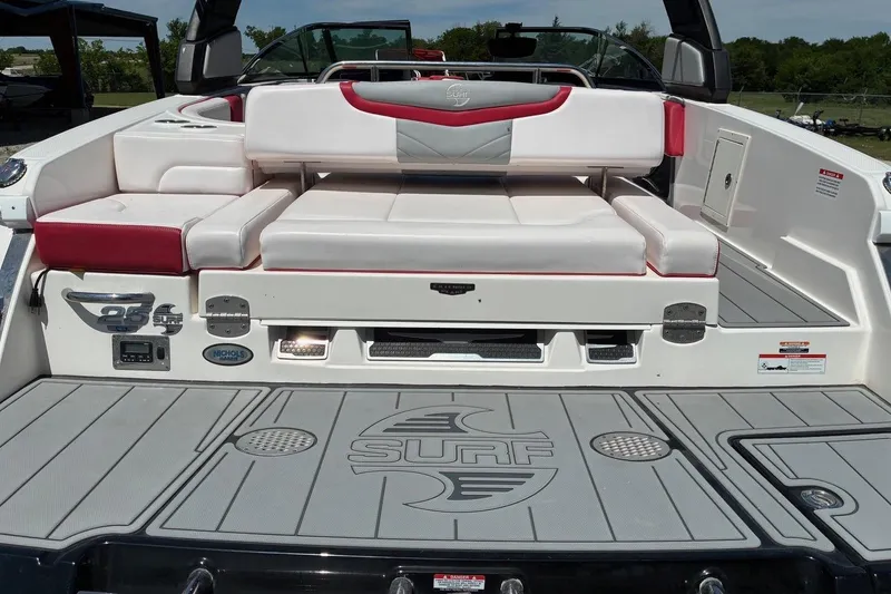 Slide: The Image of 2020 Chaparral 25 Surf boat with spacious seating and stylish design. - 5