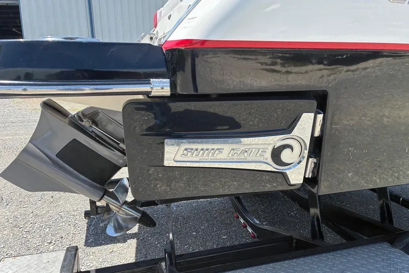 Slide: The Image of 2020 Chaparral 25 Surf boat with Surf Gate feature, close-up view. - 9