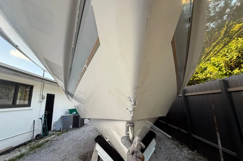 Slide: The Image of 2004 Wellcraft 32 CCF boat hull on trailer, close-up view. - 15