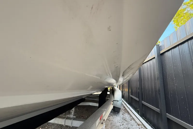Slide: The Image of 2004 Wellcraft 32 CCF boat hull on trailer, close-up view. - 19