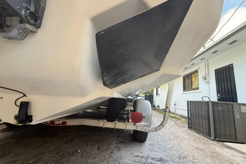 Slide: The Image of 2004 Wellcraft 32 CCF boat on trailer, rear view in residential driveway. - 21