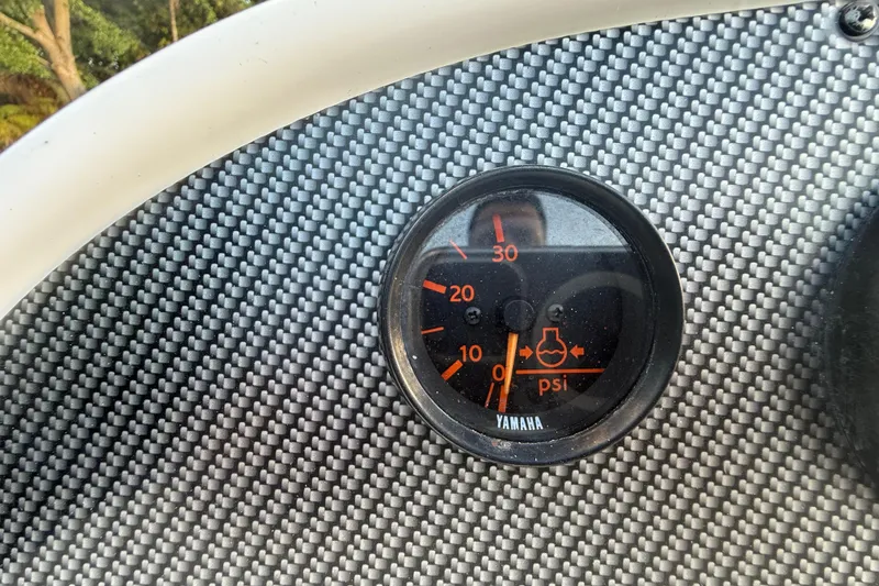 Slide: The Image of Yamaha pressure gauge on 2004 Wellcraft 32 CCF boat dashboard. - 79