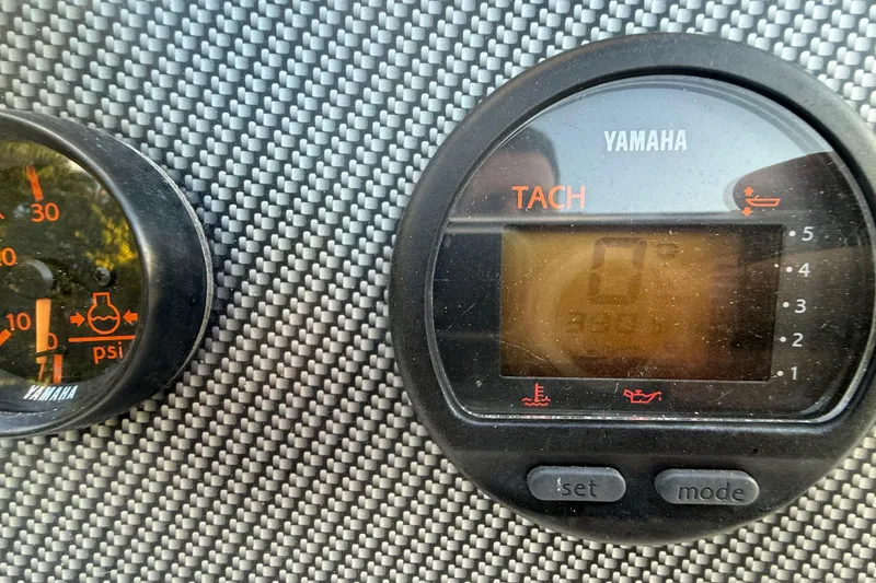 Slide: The Image of Yamaha tachometer and pressure gauge on 2004 Wellcraft 32 CCF boat dashboard. - 80