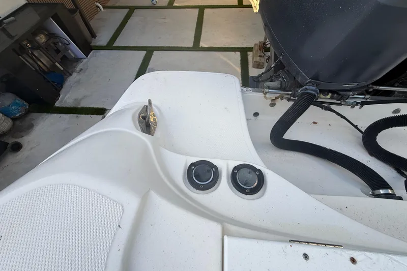 Slide: The Image of 2004 Wellcraft 32 CCF boat deck with engine and fittings. - 87