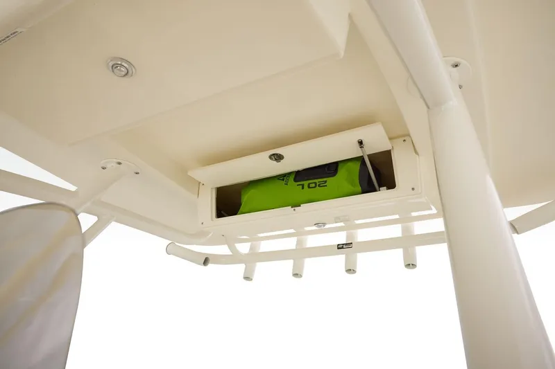 Slide: The Image of Mako 226 Center Console 2026 - 16