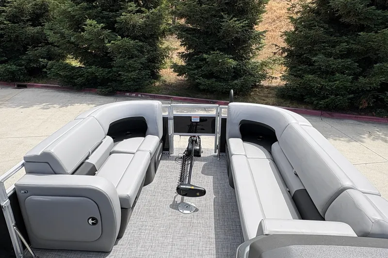 Slide: The Image of 2026 Sun Tracker SportFish 22 DLX pontoon boat with spacious seating and modern design. - 12