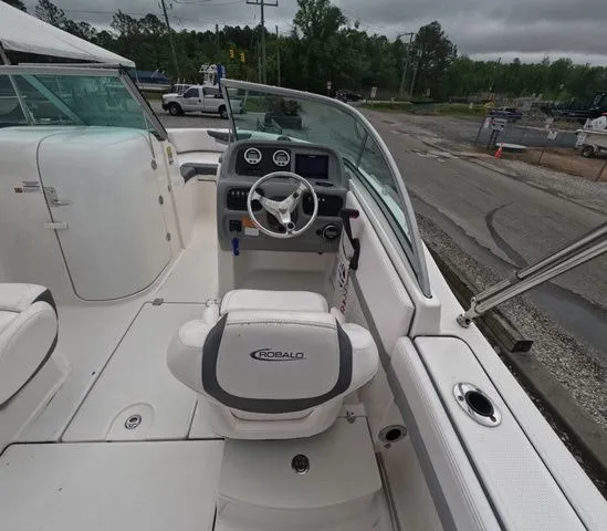 Slide: The Image of Robalo R207 Dual Console 2021 - 10