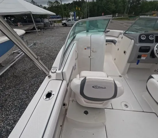 Slide: The Image of Robalo R207 Dual Console 2021 - 11
