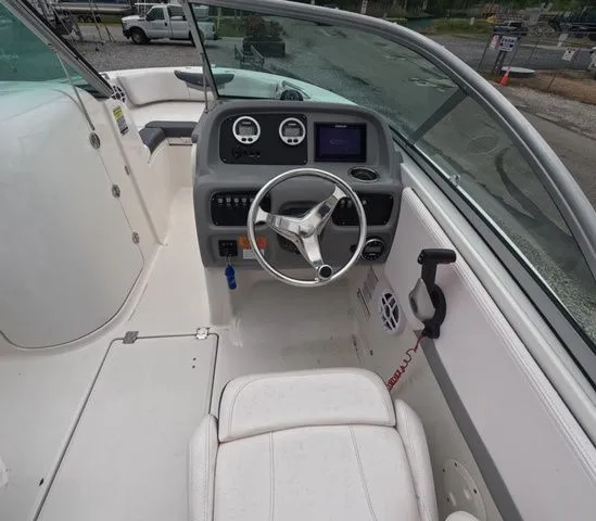 Slide: The Image of Robalo R207 Dual Console 2021 - 13
