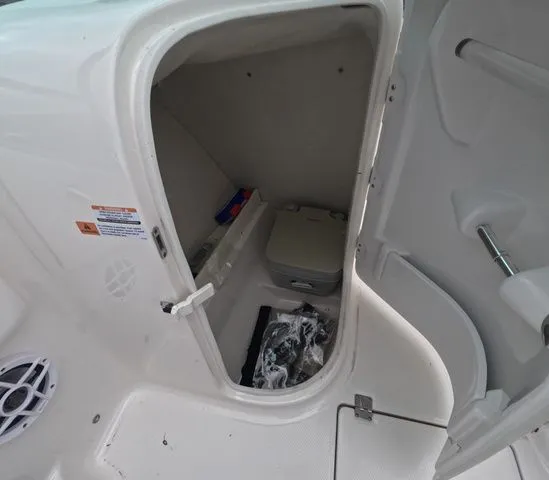 Slide: The Image of Robalo R207 Dual Console 2021 - 18