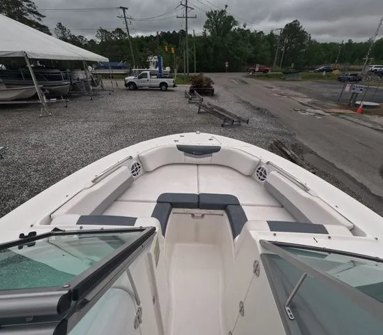Slide: The Image of Robalo R207 Dual Console 2021 - 19