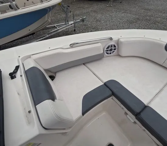Slide: The Image of Robalo R207 Dual Console 2021 - 21