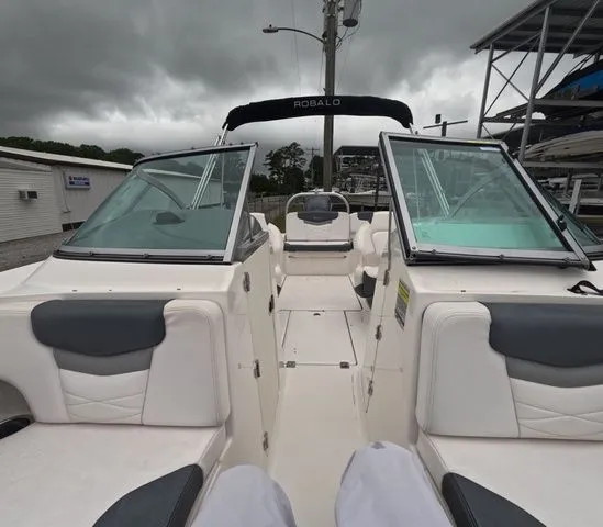 Slide: The Image of Robalo R207 Dual Console 2021 - 24