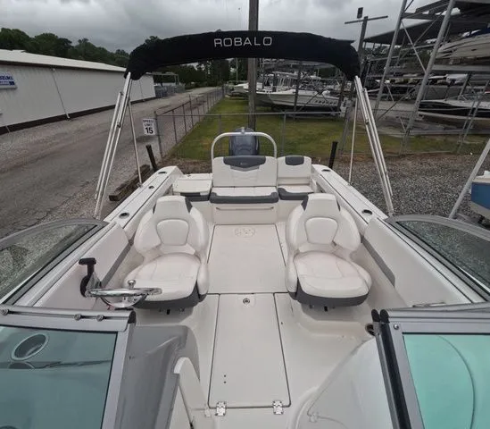 Slide: The Image of Robalo R207 Dual Console 2021 - 28