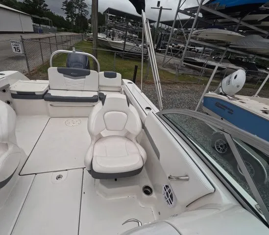 Slide: The Image of Robalo R207 Dual Console 2021 - 29