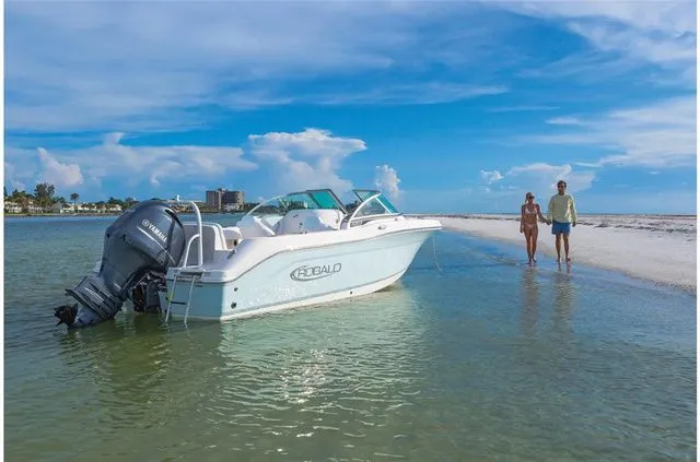 Slide: The Image of Robalo R207 Dual Console 2021 - 4
