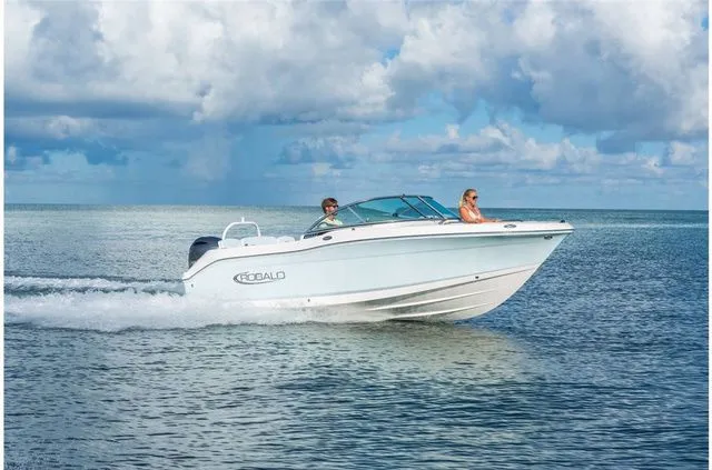 Slide: The Image of Robalo R207 Dual Console 2021 - 5