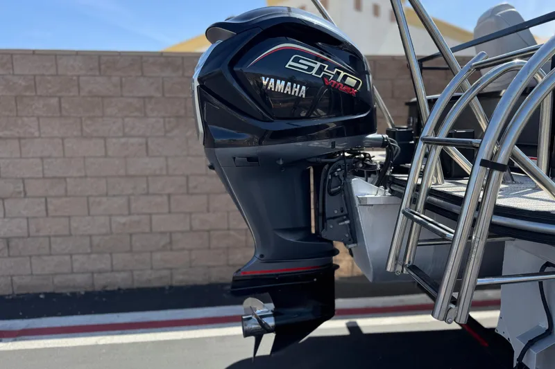 Slide: The Image of 2023 SunCatcher Elite 326 SE with Yamaha SHO VMAX outboard motor. - 7