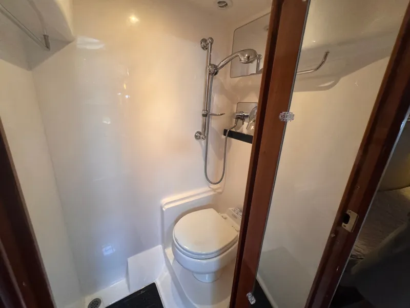 Slide: The Image of The shower and toilet in the 2006 Regal Commodore 3860 are compact and modernly designed. - 30