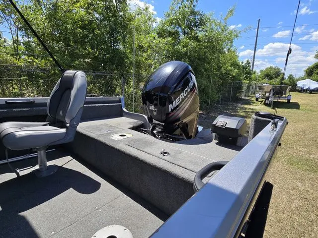 Slide: The Image of Crestliner 1650 Fish Hawk 2016 - 10