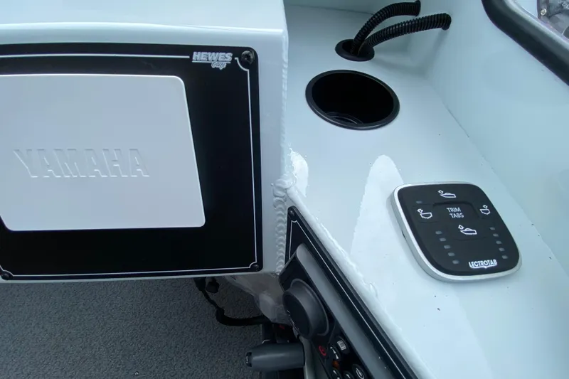 Slide: The Image of 2026 Hewescraft 190 Sea Runner console with Yamaha and trim tabs. - 13