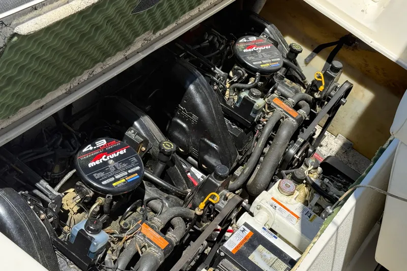 Slide: The Image of Hour meter reading 649.4 on 1998 Rinker Fiesta Vee 280 boat dashboard. - 28