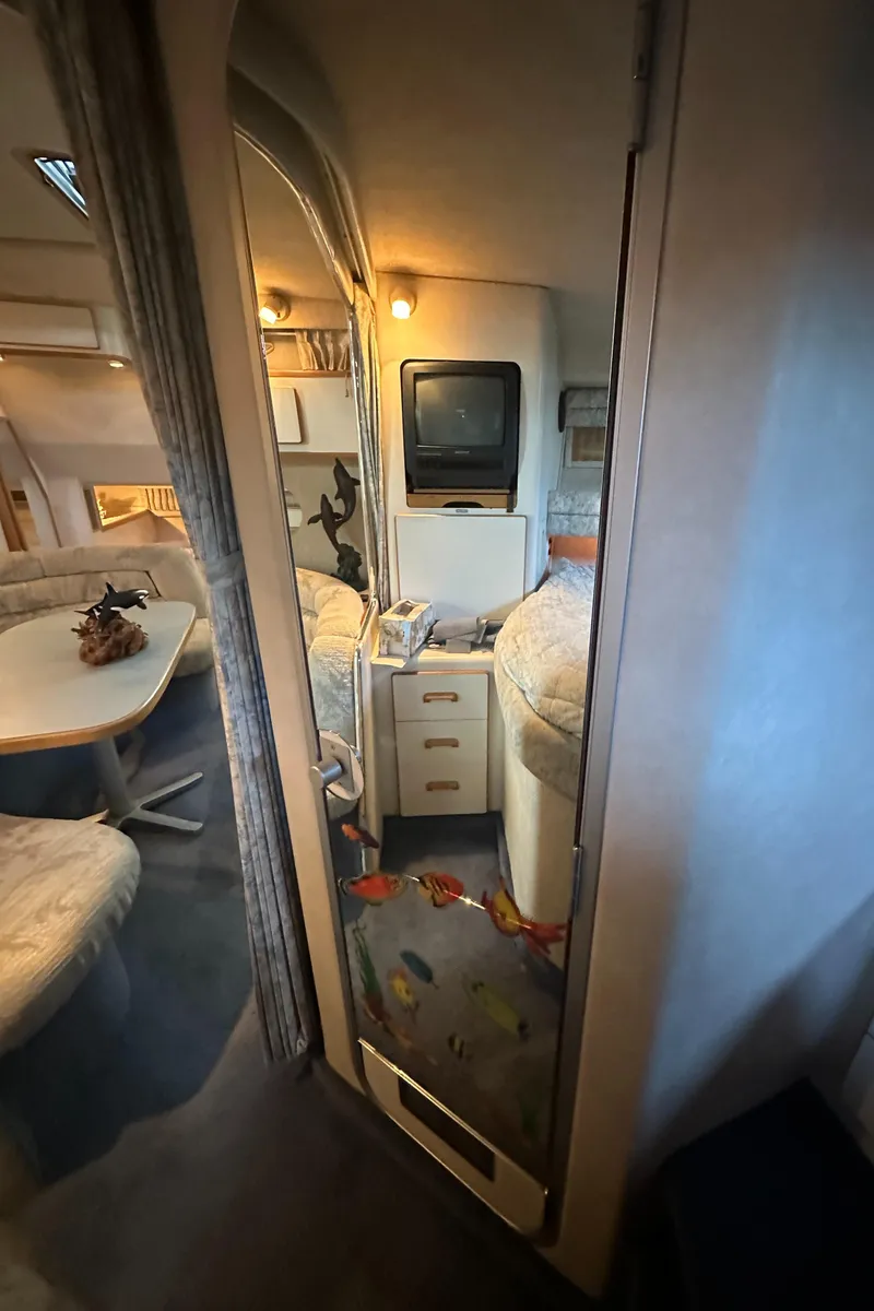 Slide: The Image of Interior of a 1993 Sea Ray Sundancer 370 yacht with cozy furnishings. - 28