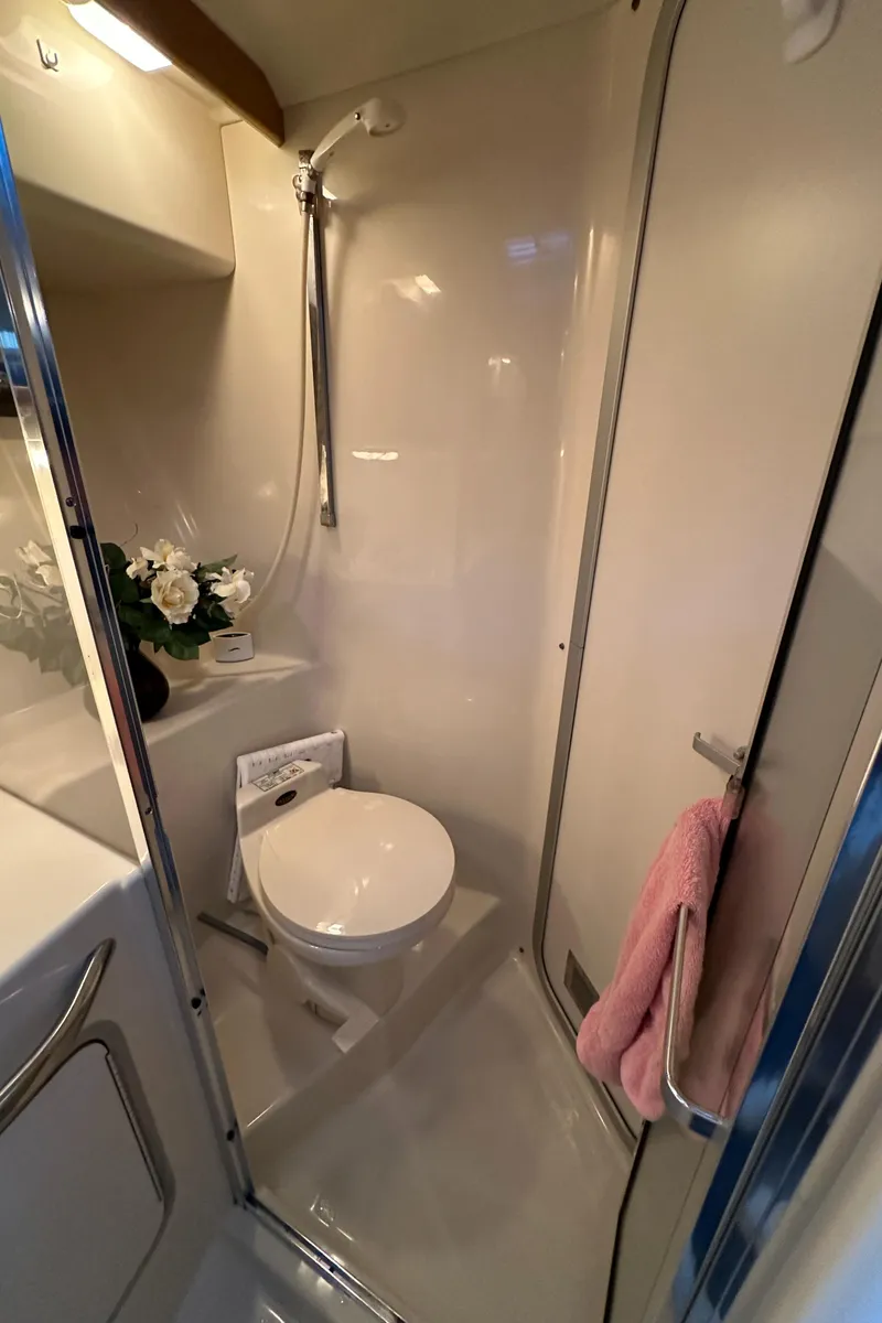 Slide: The Image of Bathroom of 1993 Sea Ray Sundancer 370 yacht. - 33