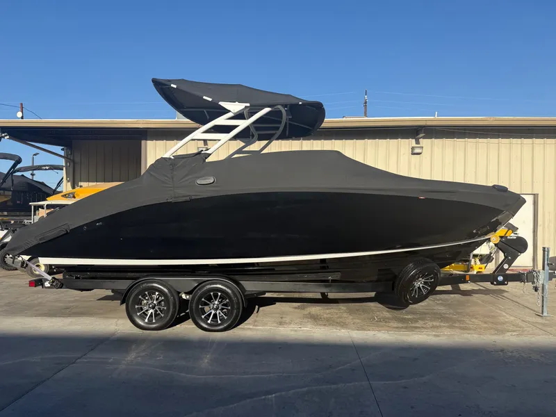 The Image of Yamaha 252SE 2024 - 1