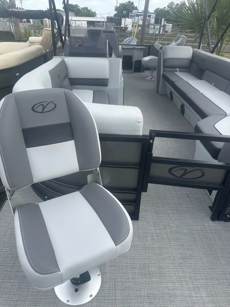 Slide: The Image of Veranda Vista 22F2+2 2026 - 5