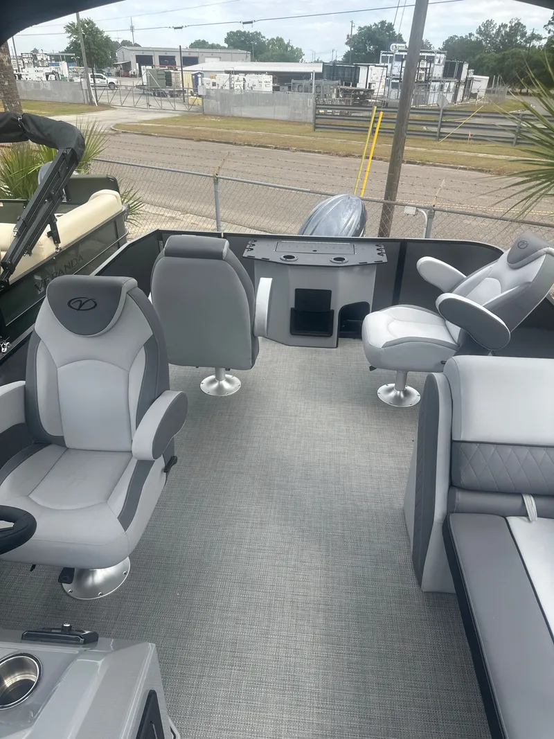 Slide: The Image of Veranda Vista 22F2+2 2026 - 9