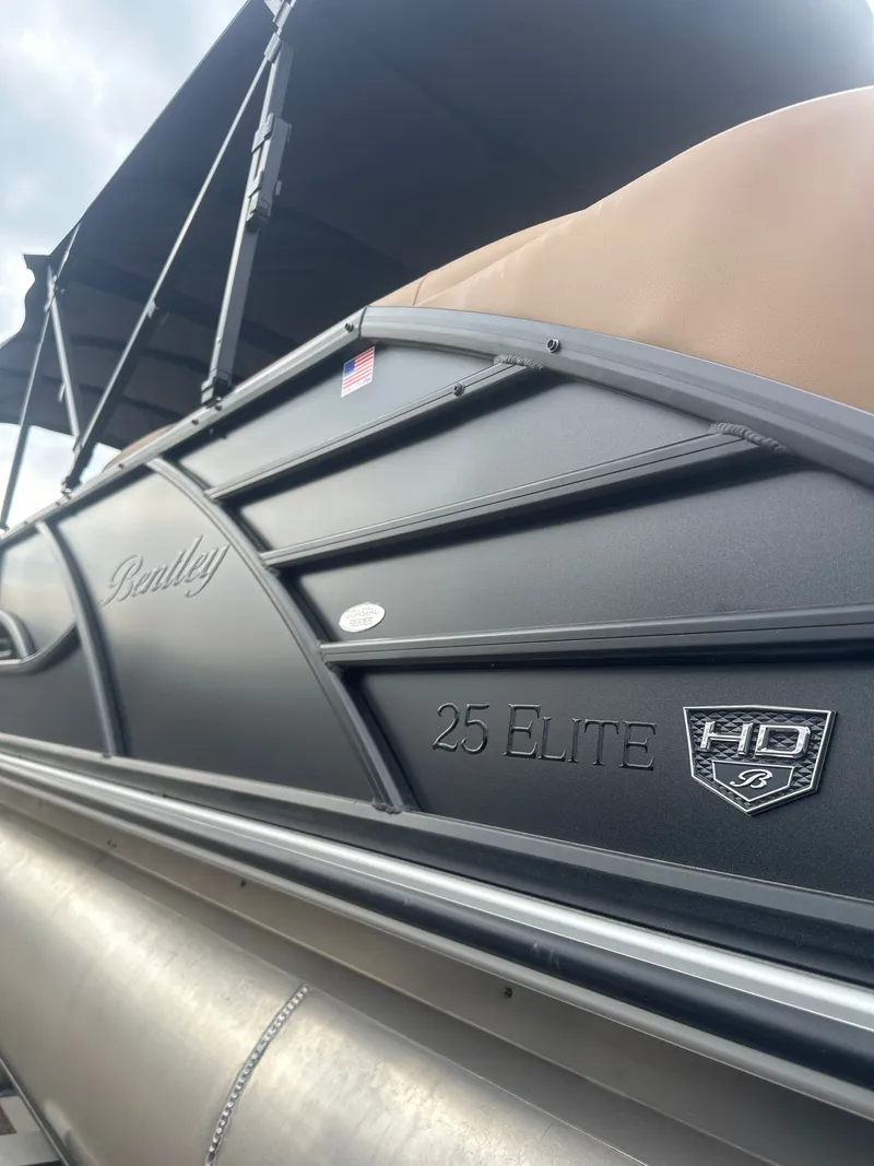 Slide: The Image of Bentley Pontoons Elite 253 Admiral 2026 - 3