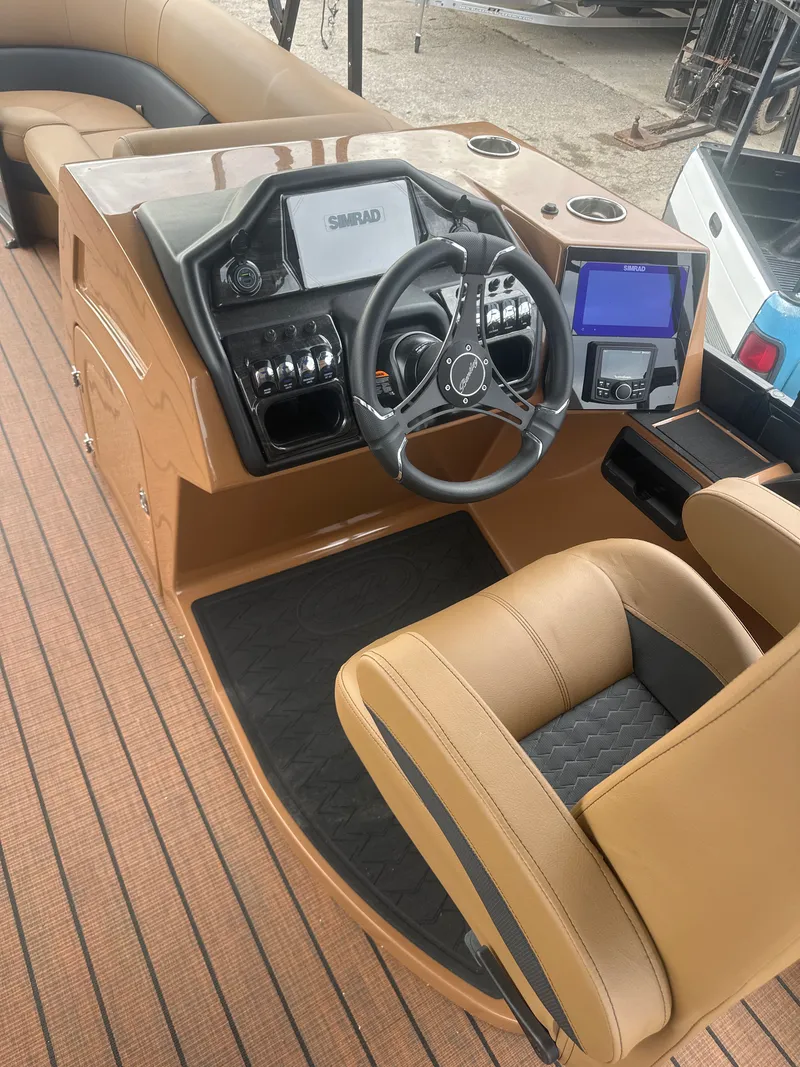 Slide: The Image of Bentley Pontoons Elite 253 Admiral 2026 - 4