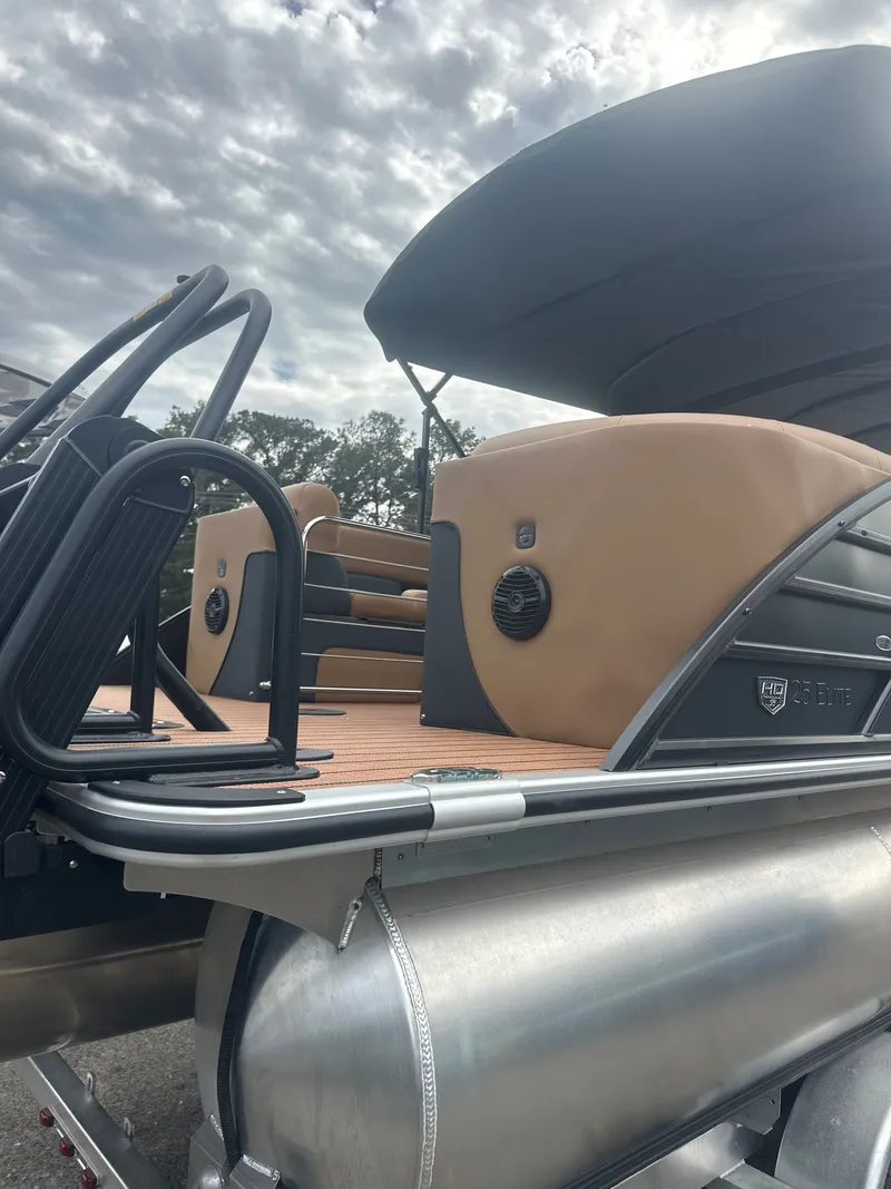 Slide: The Image of Bentley Pontoons Elite 253 Admiral 2026 - 6