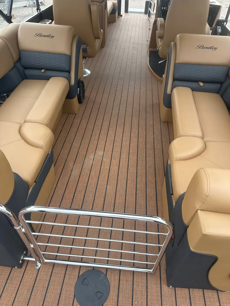 Slide: The Image of Bentley Pontoons Elite 253 Admiral 2026 - 8