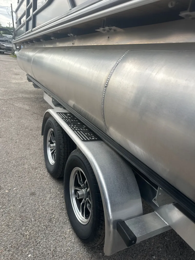 Slide: The Image of Bentley Pontoons Elite 253 Admiral 2026 - 9