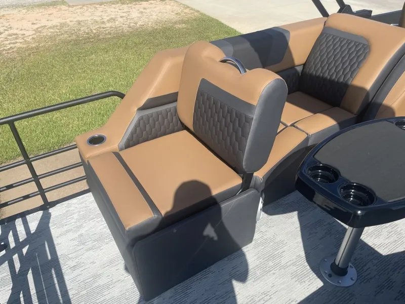 Slide: The Image of Sylvan L-3 LZ DH 2026 boat seating with table and cup holders. - 15