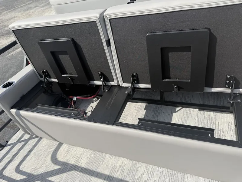 Slide: The Image of Starcraft SLS 3 Q DH 2026 seat bench with storage space. - 22