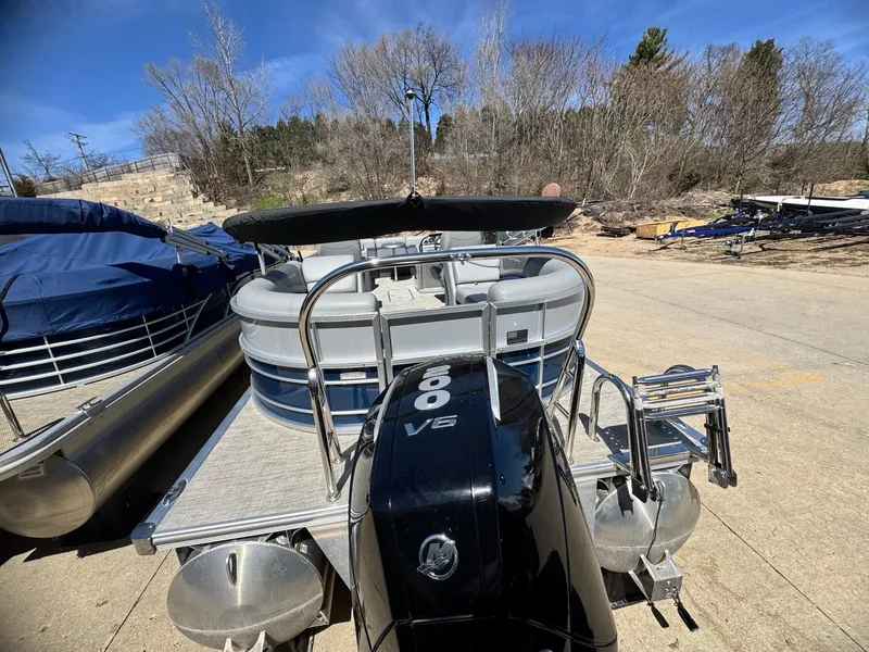 Slide: The Image of South Bay 224 RS 3.0 Tritoon 2023 - 4