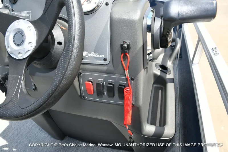 Slide: The Image of Sun Tracker Bass Buggy 16 XL Select 2026 - 43